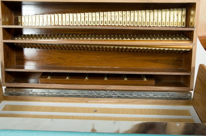 Drei Zungensätze in getrennten Registerkammern: Bass-Male vertikal, Female horizontal